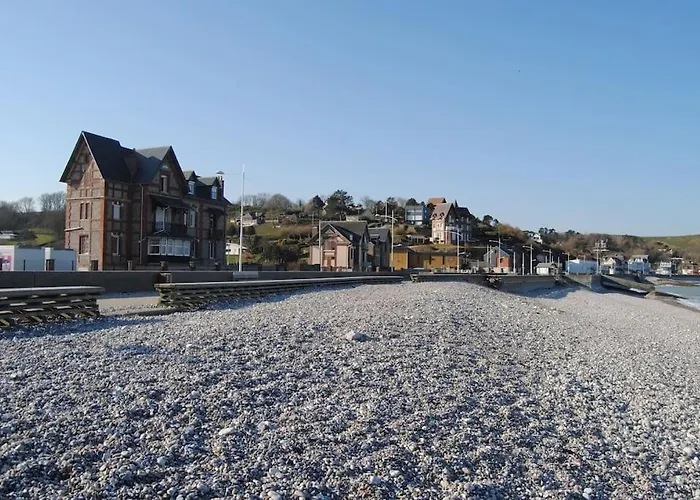 Studio a moins de 50 mètres de la plage, vue dégagée sur la vallée