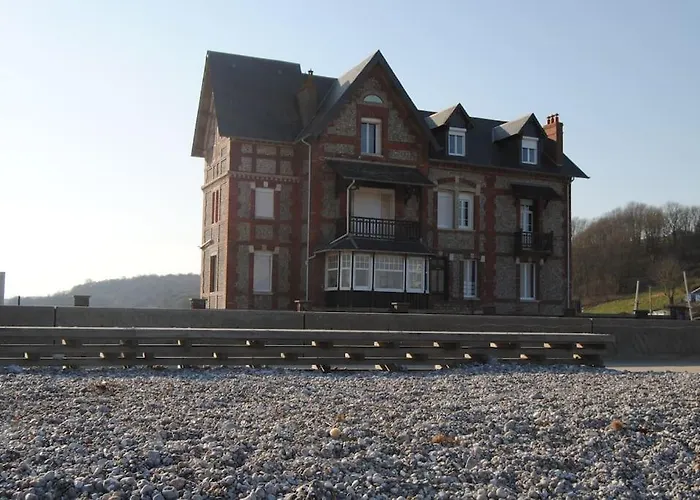 Studio a moins de 50 mètres de la plage, vue dégagée sur la vallée